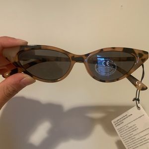 Unworn retro tortoiseshell cat eye sunglasses!